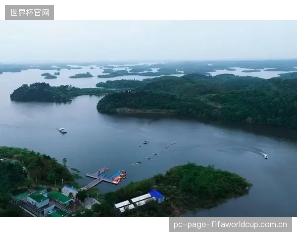 成都世运会三岔湖索道滑水项目启用新摄像系统，其疏水膜改性透镜优化了高速水花飞溅下的进光量与色彩保真度